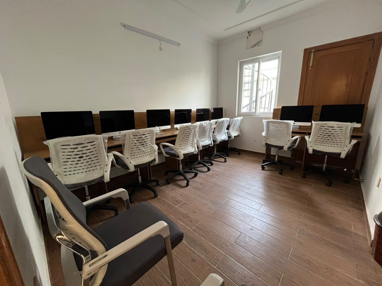 Computer lab with iMac workstations at B-17 Campus